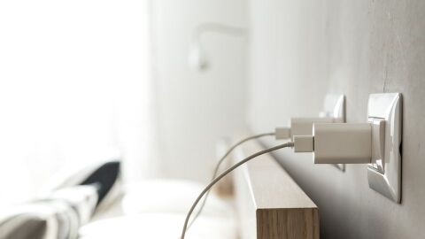 Cargadores de m&oacute;vil conectados a un enchufe