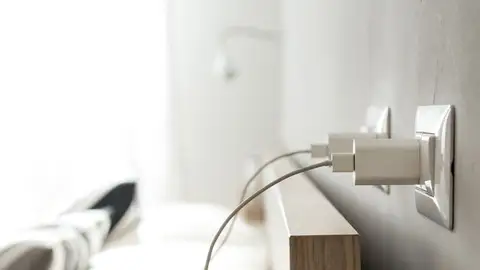 Cargadores de móvil conectados a un enchufe Cargadores de móvil conectados a un enchufe