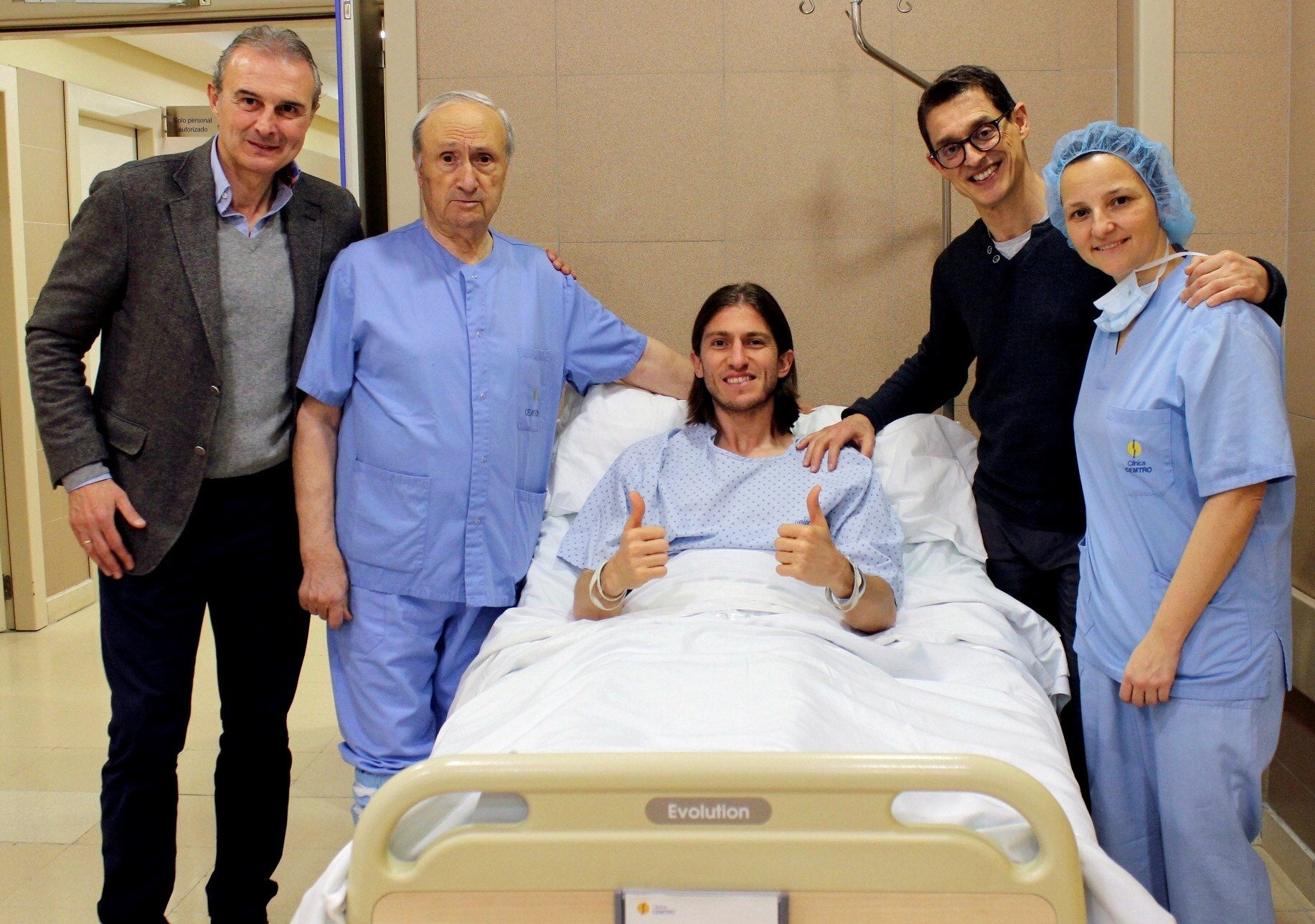 Filipe Luis recibe el alta hospitalaria tras ser operado de su fractura de peroné Filipe Luis recibe el alta hospitalaria tras ser operado de su fractura de peroné