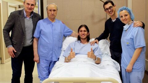 Filipe Luis, satisfecho tras ser intervenido por su fractura de peron&eacute;