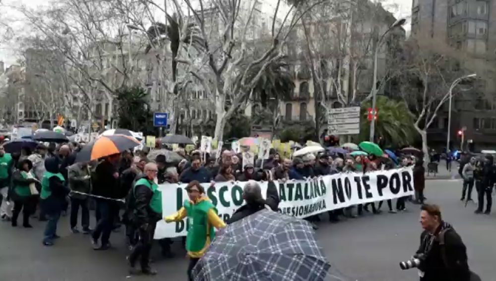 Miles de personas marchan en Barcelona en defensa de la inmersión lingüística