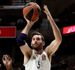 Rudy Fernández intenta un lanzamiento a canasta con el Madrid Rudy Fernández intenta un lanzamiento a canasta con el Madrid