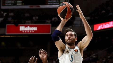 Rudy Fern&aacute;ndez intenta un lanzamiento a canasta con el Madrid