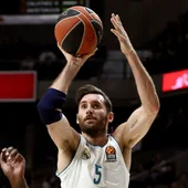 Rudy Fernández intenta un lanzamiento a canasta con el Madrid Rudy Fernández intenta un lanzamiento a canasta con el Madrid