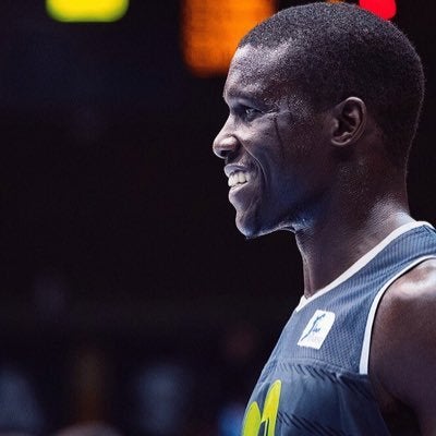 Sitapha Savané: "Cualquier chico que está vendiendo sobre una manta daría lo que fuera por regularizar su situación" Sitapha Savané: "Cualquier chico que está vendiendo sobre una manta daría lo que fuera por regularizar su situación"