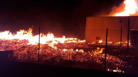 Incendio en la f&aacute;brica de palets de la pedan&iacute;a de La Marina de Elche