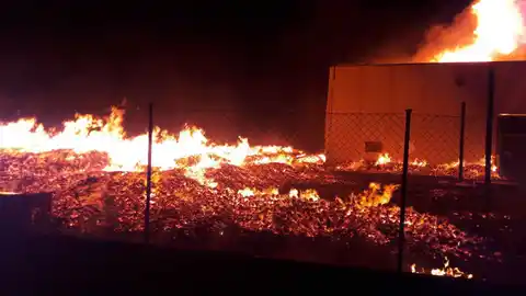 Incendio en la fábrica de palets de la pedanía de La Marina de Elche Incendio en la fábrica de palets de la pedanía de La Marina de Elche