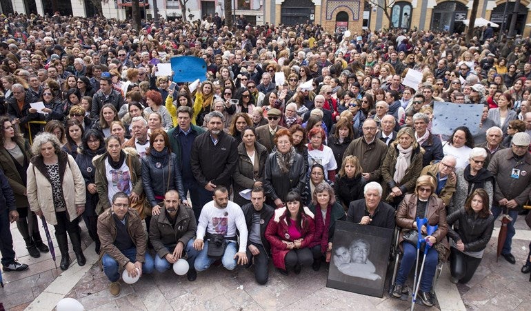 Unas 6.000 personas se concentran en Huelva a favor de la prisión permanente y en apoyo a las familias de las víctimas Unas 6.000 personas se concentran en Huelva a favor de la prisión permanente y en apoyo a las familias de las víctimas
