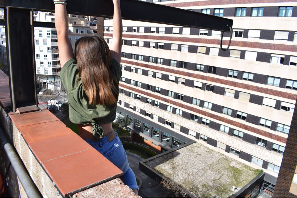 Rescatan a una adolescente encaramada a una cornisa de un octavo piso para hacerse una foto Rescatan a una adolescente encaramada a una cornisa de un octavo piso para hacerse una foto