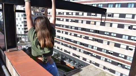 La adolescente encaramada a la cornisa del edificio en Barcelona