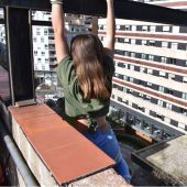 La adolescente encaramada a la cornisa del edificio en Barcelona