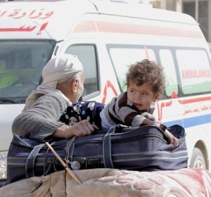 Varios civiles en una evacuación en Siria Varios civiles en una evacuación en Siria