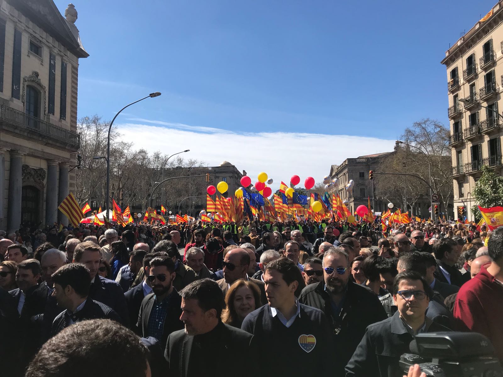 Miles de personas piden en Barcelona "seny" y un nuevo Govern Miles de personas piden en Barcelona "seny" y un nuevo Govern