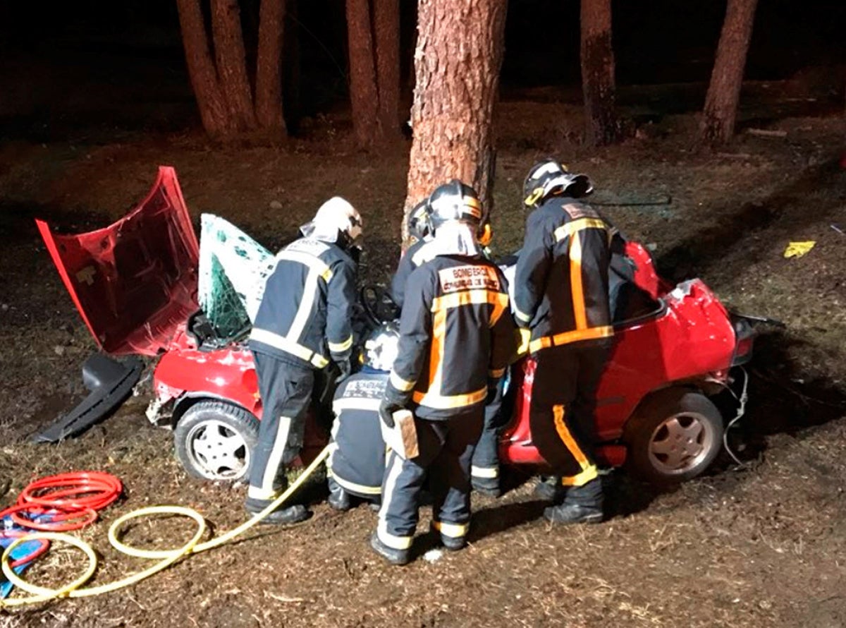 Muere un joven de 18 años y otro está crítico tras chocar el coche en el que viajaban contra un árbol en Rascafría, Madrid Muere un joven de 18 años y otro está crítico tras chocar el coche en el que viajaban contra un árbol en Rascafría, Madrid