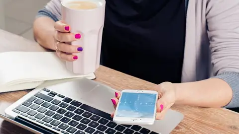 No, el café que te tomas delante del ordenador no es inocente. Todo suma calorías.