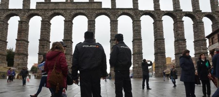 Policias junto al Acueducto Policias junto al Acueducto