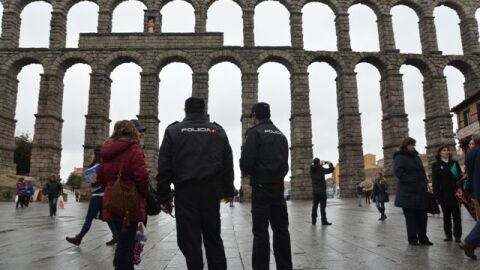 Policias junto al Acueducto