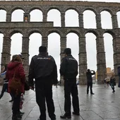 Policias junto al Acueducto Policias junto al Acueducto