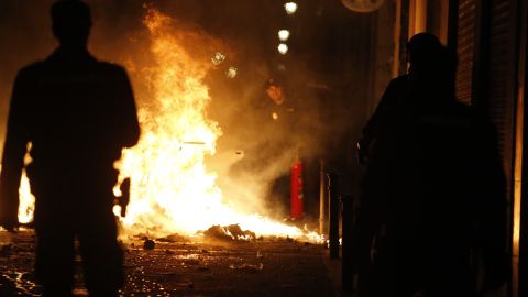 Contenedores incendiados en Lavapi&eacute;s