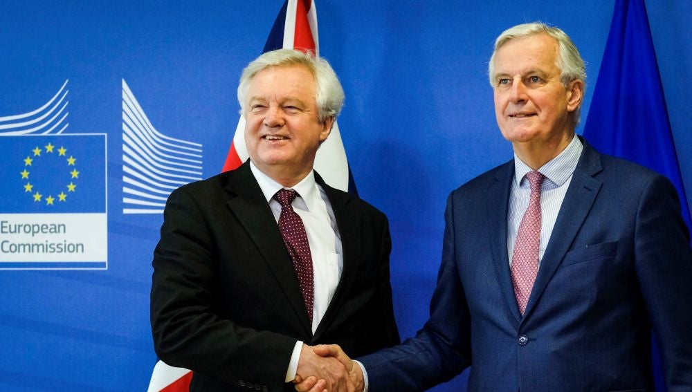 El jefe negociador de la Unión Europea (UE) para el 'Brexit', Michel Barnier, saluda al ministro para la salida del Reino Unido de la UE, David Davis