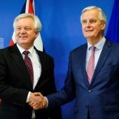 El jefe negociador de la Unión Europea (UE) para el 'Brexit', Michel Barnier, saluda al ministro para la salida del Reino Unido de la UE, David Davis