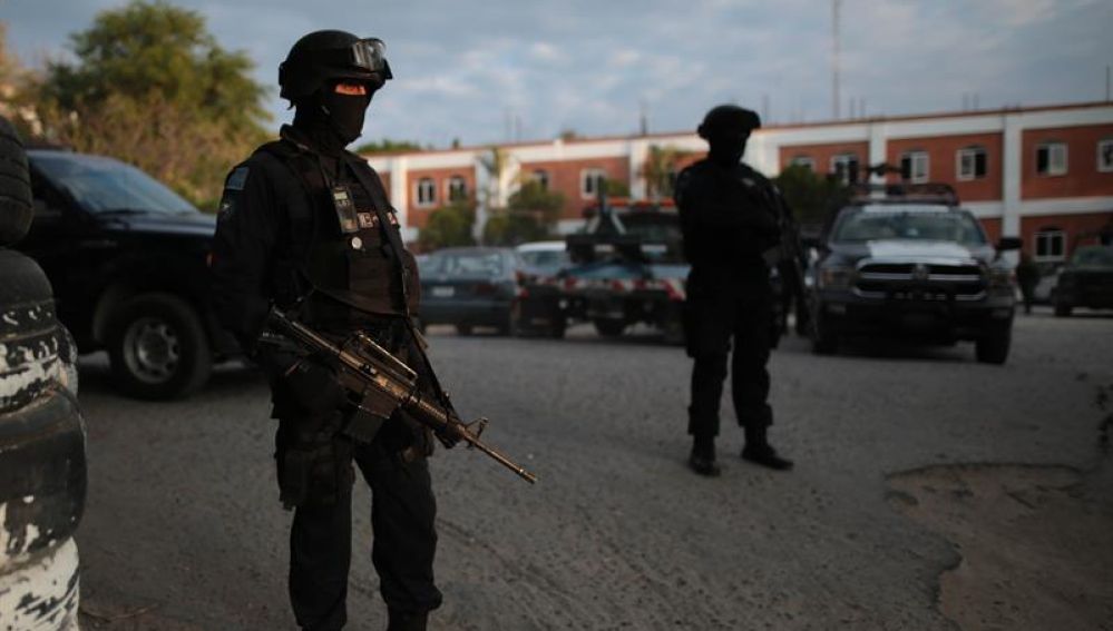 Miembros de la Policía Federal patrullan las calles en México