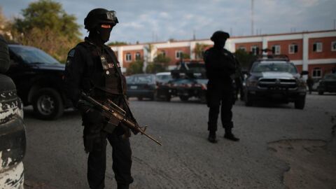 Miembros de la Polic&iacute;a Federal patrullan las calles en M&eacute;xico