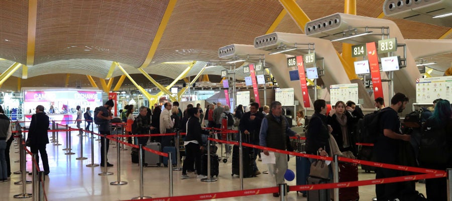 Pasajeros esperan ante los mostradores de facturación del aeropuerto de Barajas de Madrid Pasajeros esperan ante los mostradores de facturación del aeropuerto de Barajas de Madrid