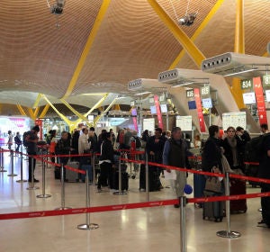 Pasajeros esperan ante los mostradores de facturación del aeropuerto de Barajas de Madrid Pasajeros esperan ante los mostradores de facturación del aeropuerto de Barajas de Madrid