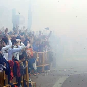 El público asistente a la tradicional Mascletá disparada en la plaza del Ayuntamiento El público asistente a la tradicional Mascletá disparada en la plaza del Ayuntamiento