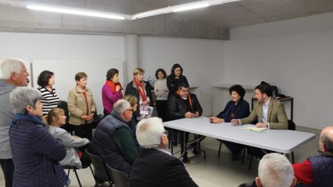 Manuela Mora y Pablo Ruz reunidos con vecinos de Pe&ntilde;a Las &Aacute;guilas