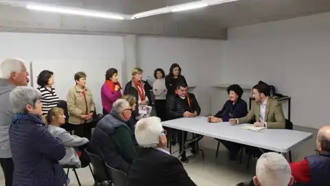 Manuela Mora y Pablo Ruz reunidos con vecinos de Peña Las Águilas Manuela Mora y Pablo Ruz reunidos con vecinos de Peña Las Águilas