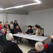 Manuela Mora y Pablo Ruz reunidos con vecinos de Peña Las Águilas