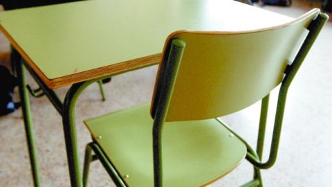 Absentismo escolar: un pupitre vac&iacute;o en un aula de un colegio