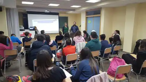 El Ayuntamiento de la Vall d’Uixó imparte talleres de prevención de adicciones en el IES Benigasló. VALL D'UIXÓ