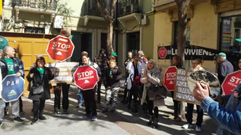Miembros de la PAH Elx-Crevillent en una concentraci&oacute;n en Plaza de Baix de Elche.