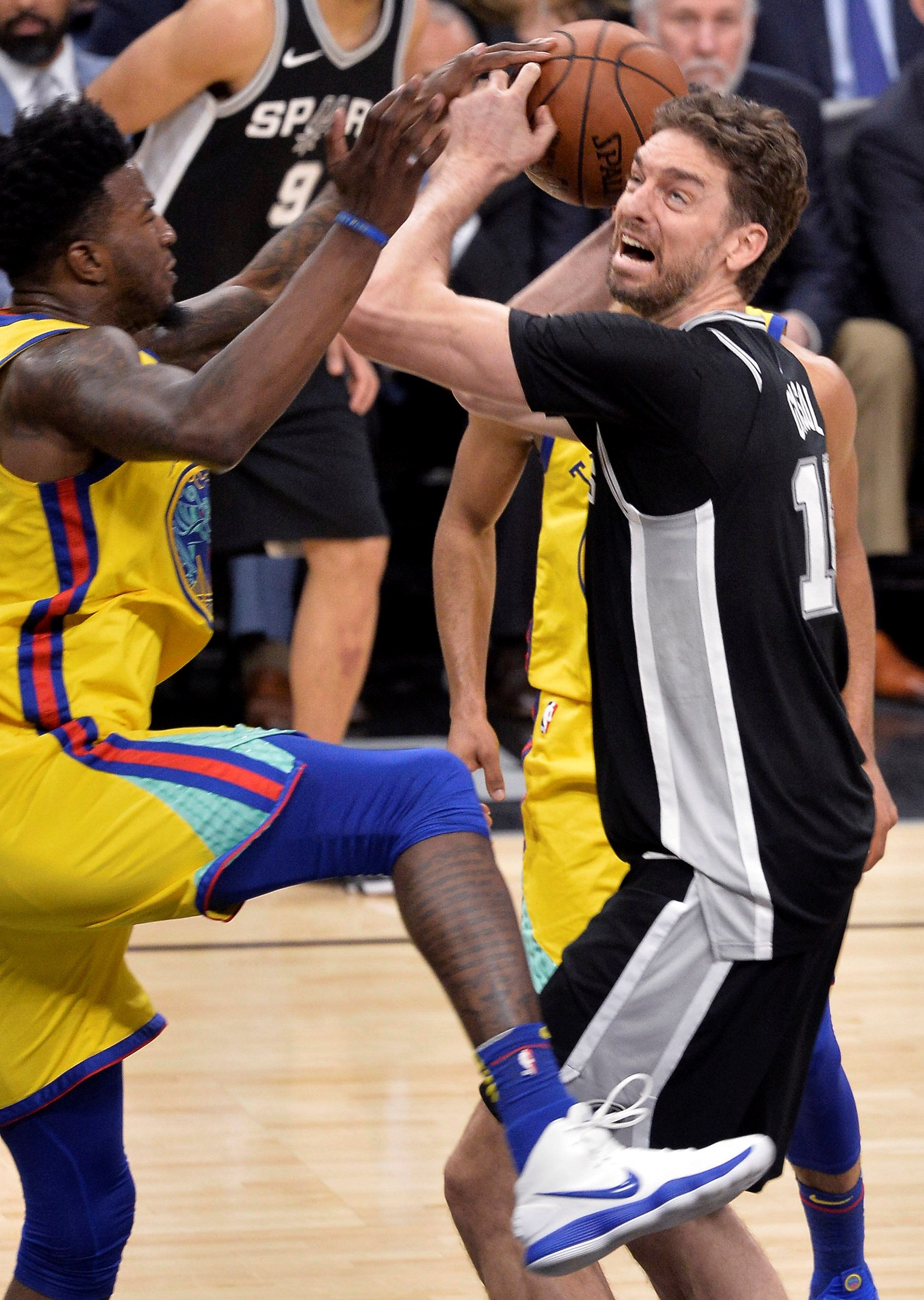 Los Spurs de Pau Gasol se aprovechan de unos diezmados Warriors y abren hueco hacia los 'playoffs' Los Spurs de Pau Gasol se aprovechan de unos diezmados Warriors y abren hueco hacia los 'playoffs'