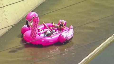 Desembocar en el Pac&iacute;fico en un flamenco hinchable, el &uacute;ltimo reto 'prohibido' que intentan los 'youtubers'