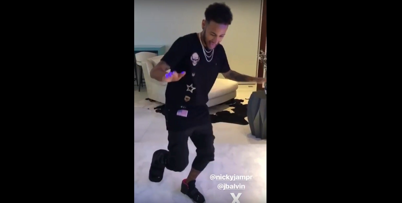 Neymar sorprende bailando a la pata coja en plena recuperación de su operación Neymar sorprende bailando a la pata coja en plena recuperación de su operación