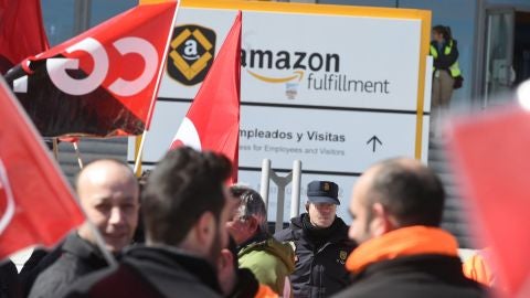 Trabajadores de Amazon frente a la sede de la empresa en San Fernando de Henares