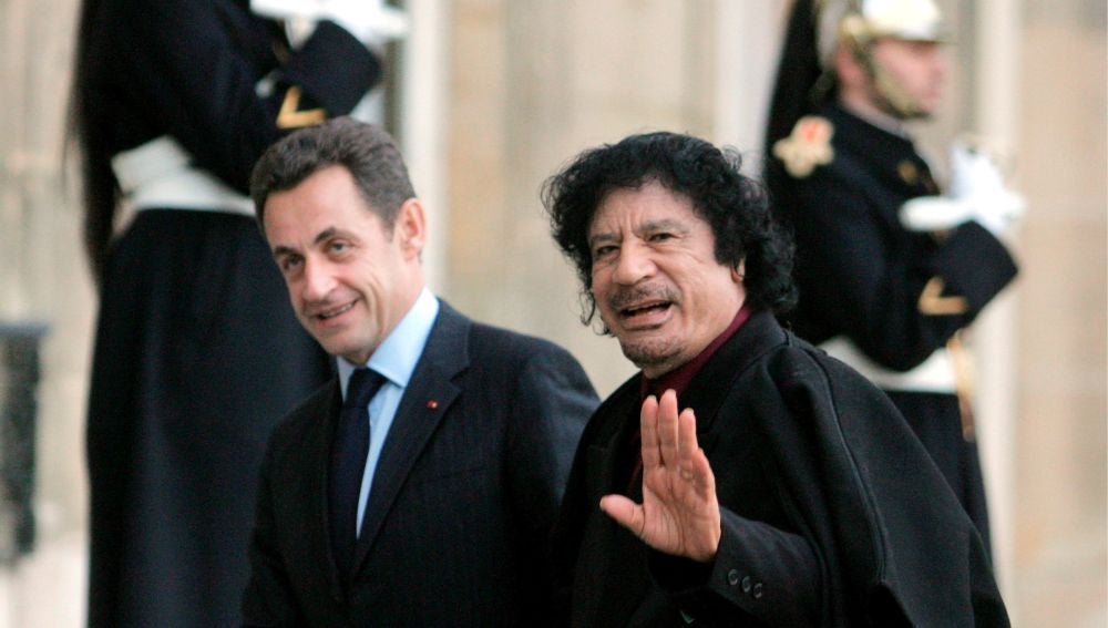 El entonces presidente francés, Nicolas Sarkozy y el líder libio Muamar Gadafi durante un encuentro