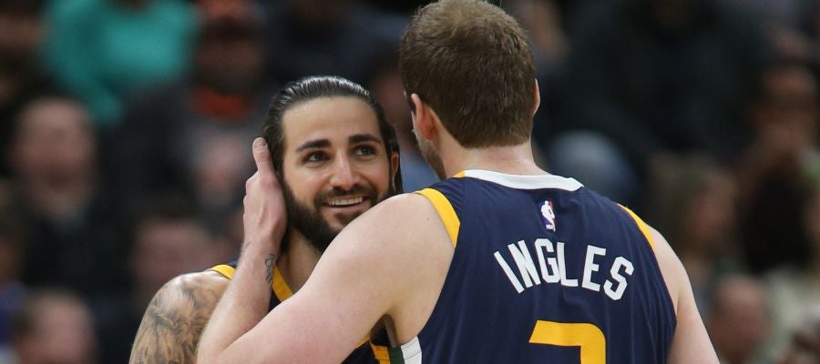 Ricky Rubio abraza a su compañero Joe Ingles Ricky Rubio abraza a su compañero Joe Ingles