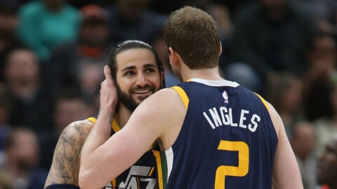 Ricky Rubio abraza a su compa&ntilde;ero Joe Ingles