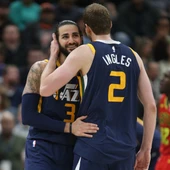 Ricky Rubio abraza a su compañero Joe Ingles Ricky Rubio abraza a su compañero Joe Ingles