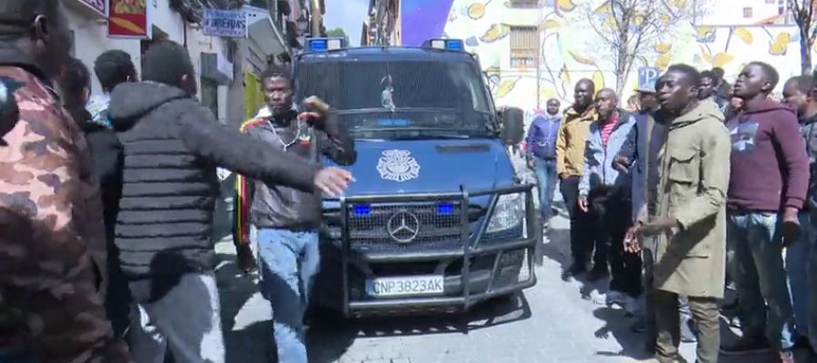 Heridos tres policías municipales en nuevos disturbios en Lavapiés entre inmigrantes y la policía Heridos tres policías municipales en nuevos disturbios en Lavapiés entre inmigrantes y la policía