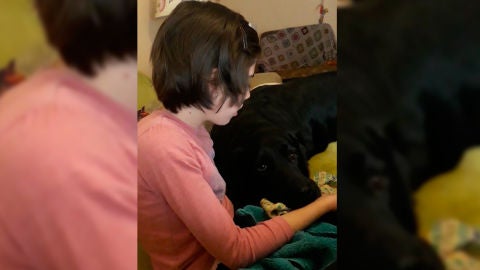 La peque&ntilde;a Mara junto a su perro Lolo