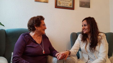 La directora provincial de Bienestar Social, Prado Z&uacute;&ntilde;iga, con una usuaria de teleasistencia
