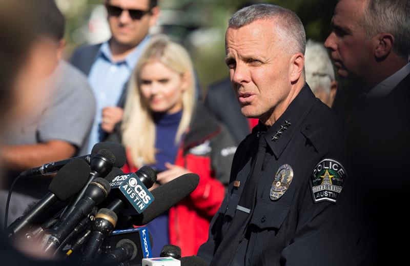 El supuesto responsable de los ataques con paquetes bomba en Texas se inmola al ser detectado por la Policía El supuesto responsable de los ataques con paquetes bomba en Texas se inmola al ser detectado por la Policía