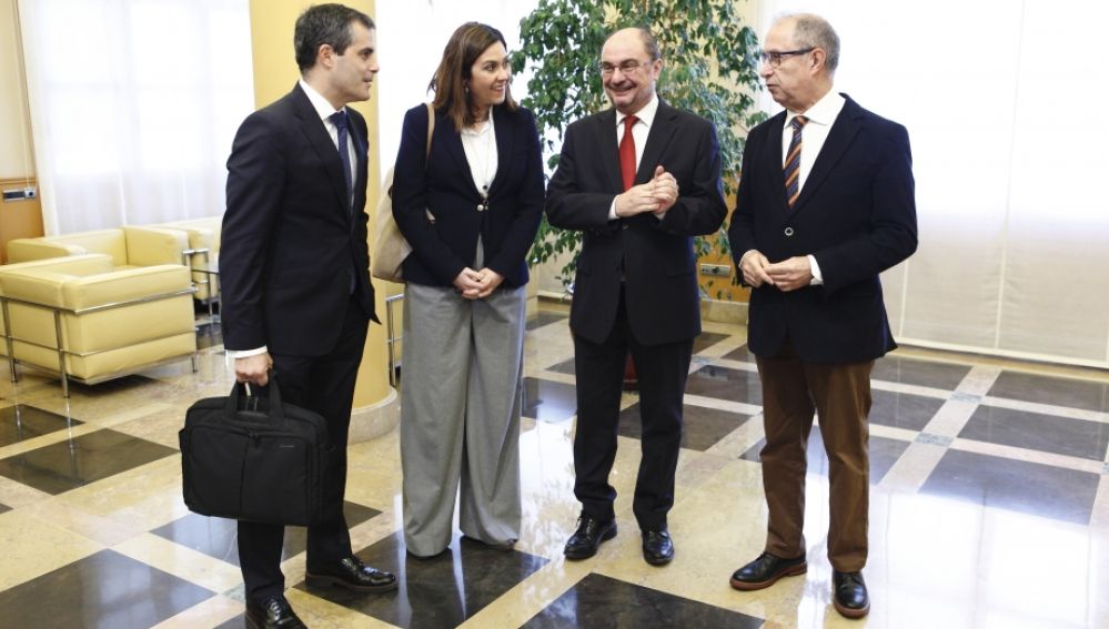 Reunión del presidente Lambán, con la responsable de C's en Aragón, Susana Gaspar, y el diputado de C's, Javier Martínez