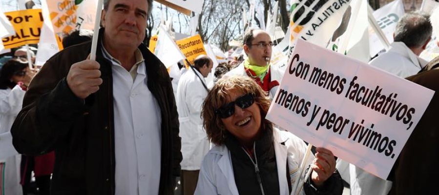 Dos médicos portan pancartas durante la manifestación convocada por el colectivo hoy a las puertas del Ministerio de Sanidad Dos médicos portan pancartas durante la manifestación convocada por el colectivo hoy a las puertas del Ministerio de Sanidad